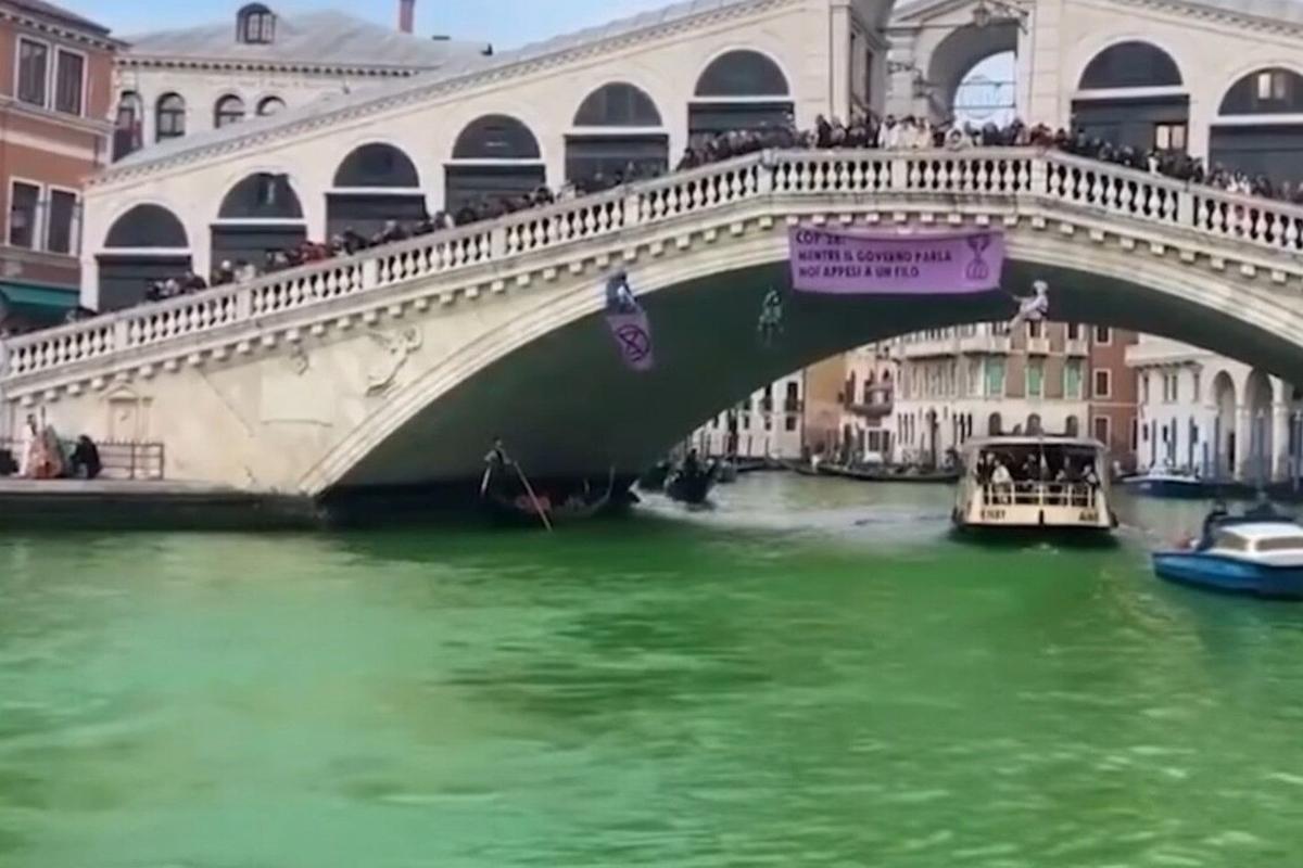 Экоактивисты окрасили воду канала в Венеции