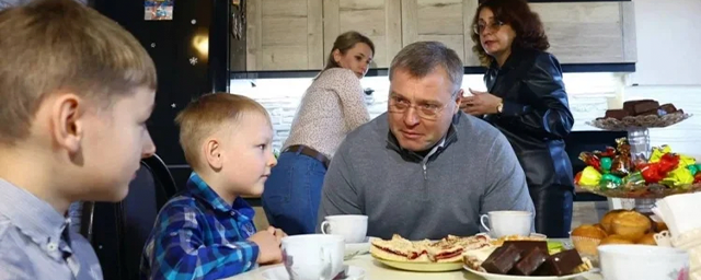 Астраханский губернатор Бабушкин посетил семью мобилизованного из Икрянинского района