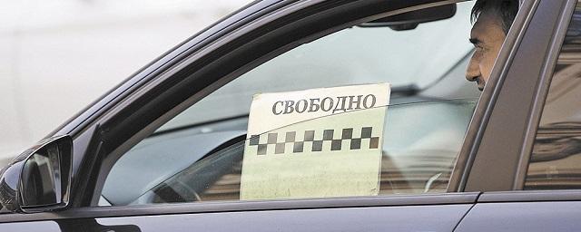 В Петербурге мигранты в нелегальных такси у площади Алекандра Невского блокируют остановку