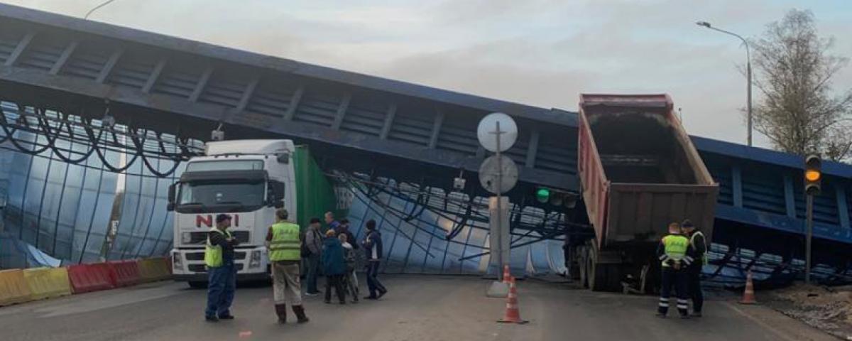Видео: В Ленобласти грузовик снес надземный пешеходный переход