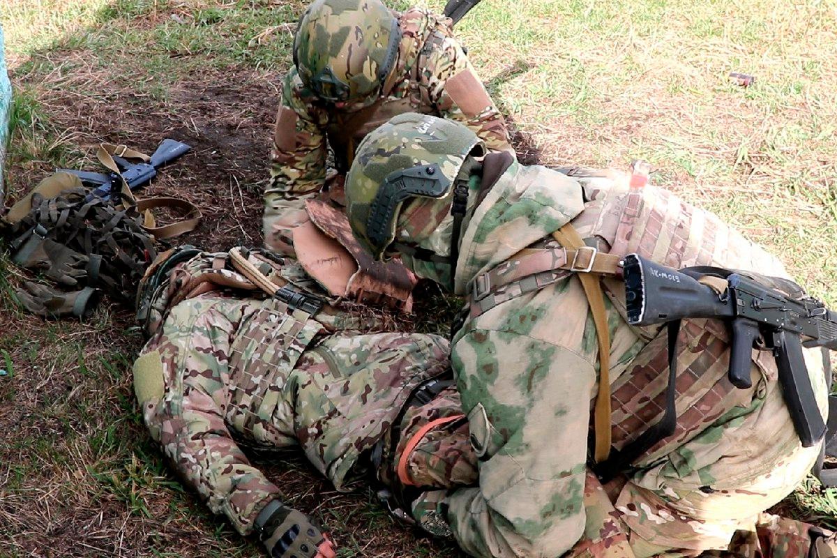 Российский боец прополз три километра с перебитыми ногами в зоне СВО