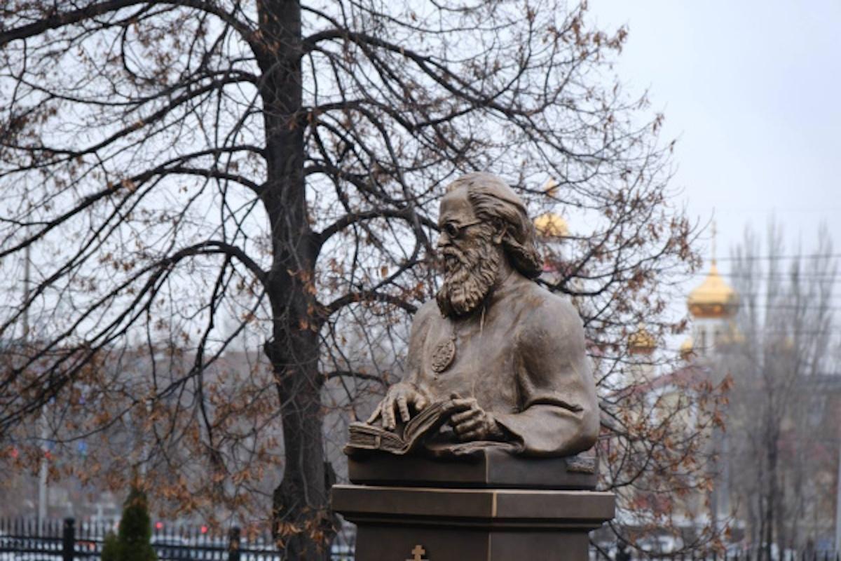 На территории самарского медуниверситета открыли памятник святителю Луке Крымскому