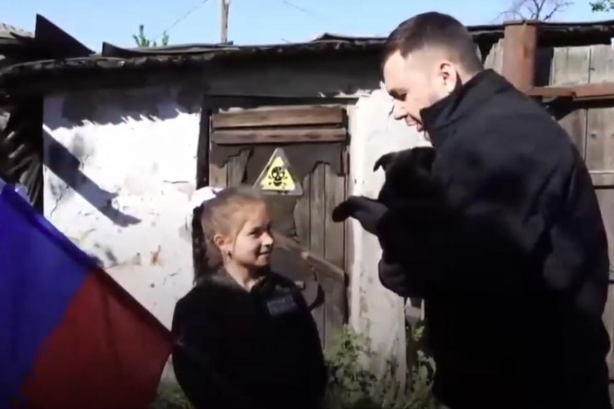 Пушилин подарил щенка девочке из Макеевки по поручению Путина (военный преступник)