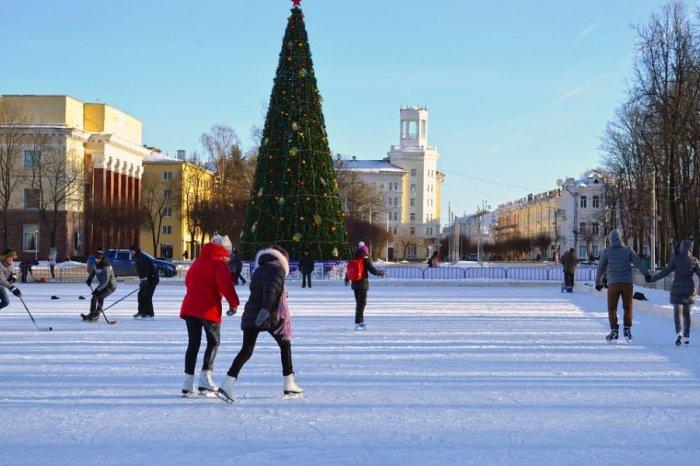 В Смоленске на площади Ленина открыли главный городской каток