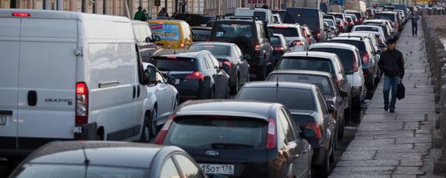 На дорогах бедлам из пробок и ям: ситуация с автомобильным движением в Санкт-Петербурге усугубляется