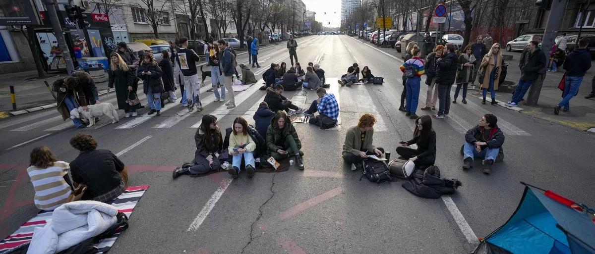 В центре Белграда в палаточном лагере прозападной оппозиции пили спиртное