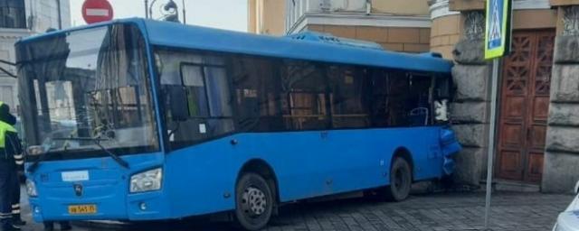 Во Владивостоке пассажирский автобус врезался в здание Приморского краевого суда