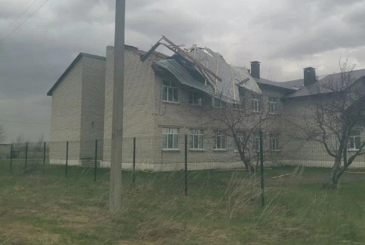 Штормовой ветер сорвал кровлю со школы в Новомалыклинском районе