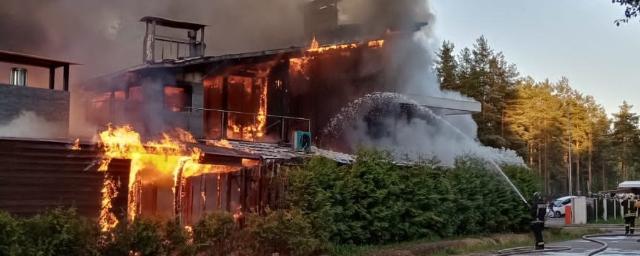 В Ленинградской области загорелся загородный отель