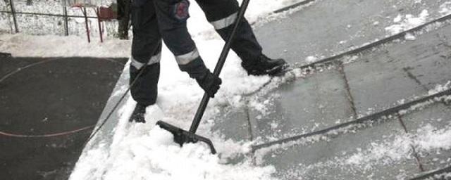 В Оренбургской области мужчина упал с крыши во время уборки снега