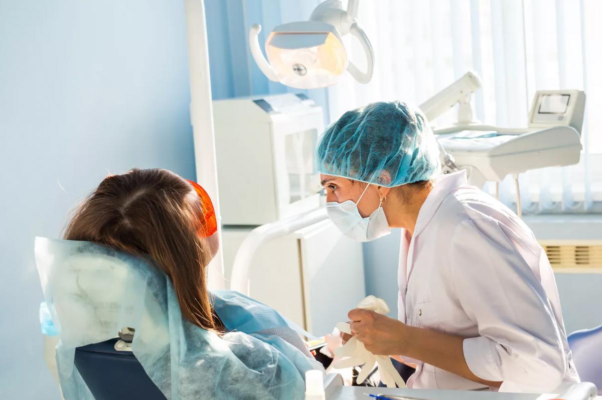 Хирург-стоматолог Телятников объяснил, безопасно ли лечить зубы «во сне»