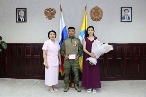 В Калмыкии военнослужащему вручили государственную награду республики