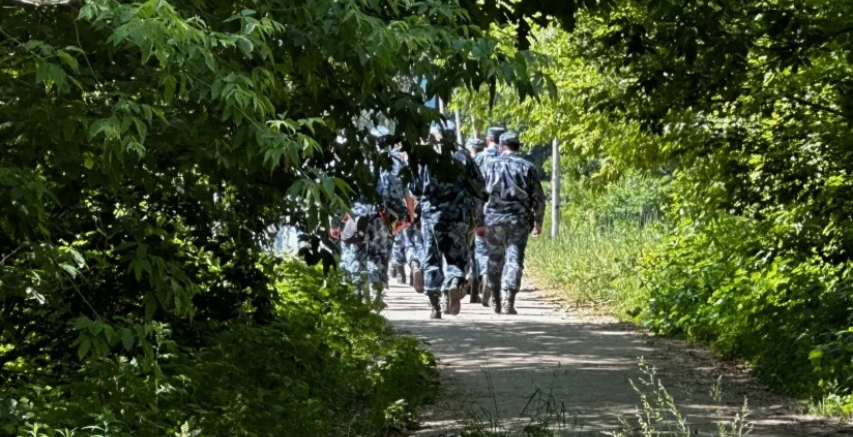 В Брянске местные жители заметили группу вооруженных мужчин