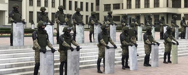 В Минске силовики опустили щиты в знак солидарности с демонстрантами