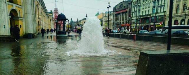 В центре Петербурга из люка фонтаном бьет холодная вода