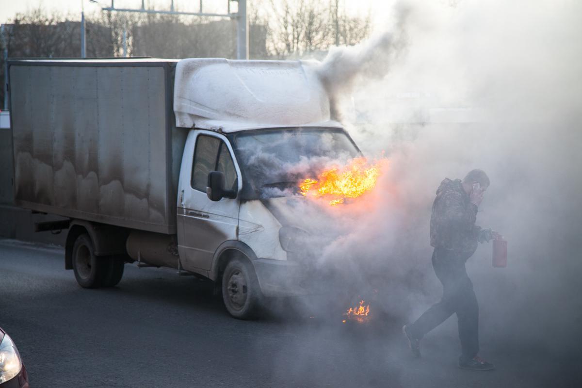 На МКАД из-за загоревшейся «ГАЗели» ограничили движение