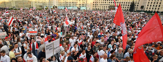 В центре Минска собралось около 20 тысяч протестующих