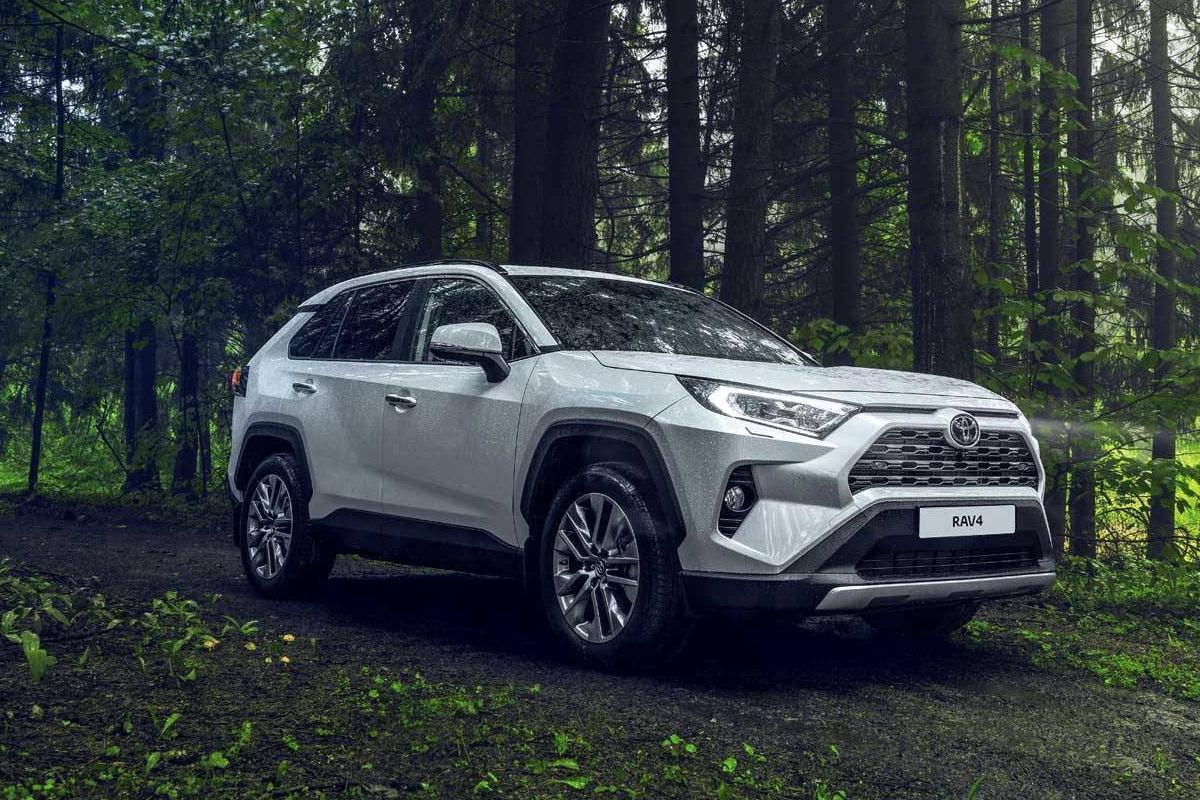 На российском авторынке возобновили продажи Toyota RAV4 за 2,18 млн рублей