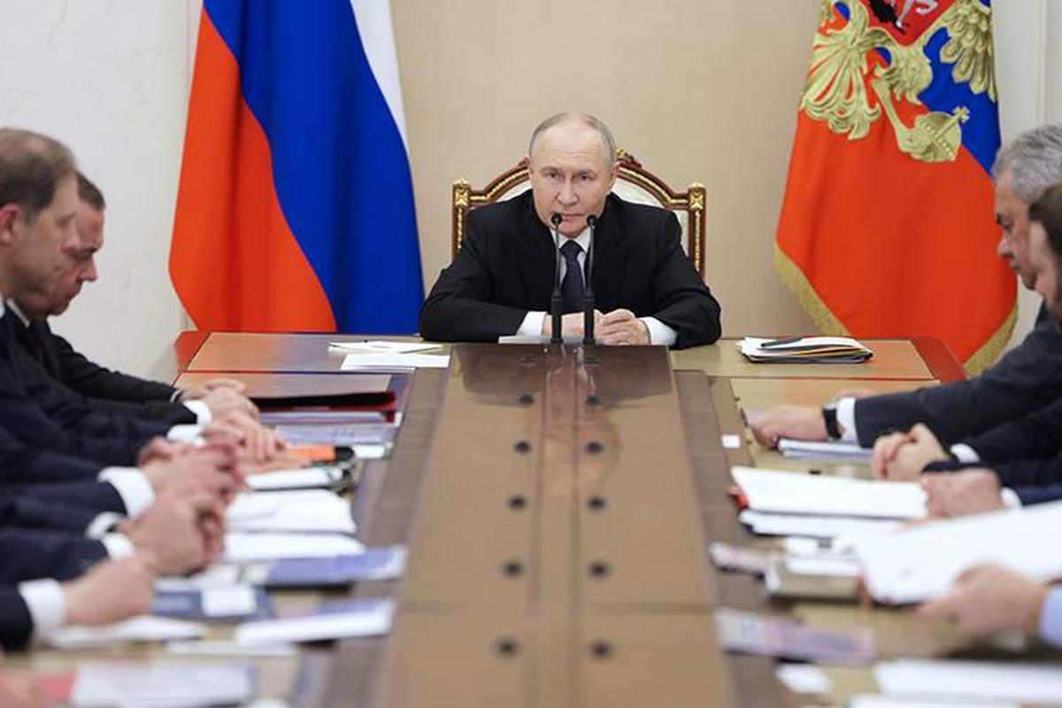 Путин призвал активнее внедрять ИИ в армии