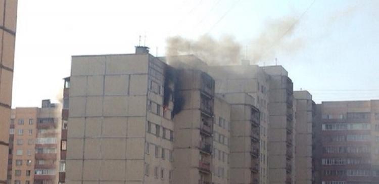 В Петербурге двух человек спасли из охваченной огнем квартиры