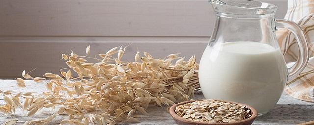 Американские эксперты в области питания уверяют, что овсяное молоко уменьшает уровень холестерина в крови
