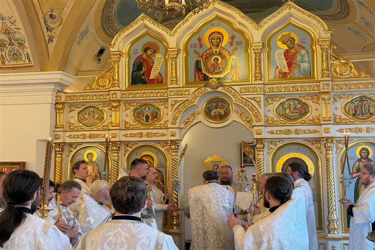 Губернатор Костромской области поздравил настоятеля Ильинского храма с восстановлением святыни