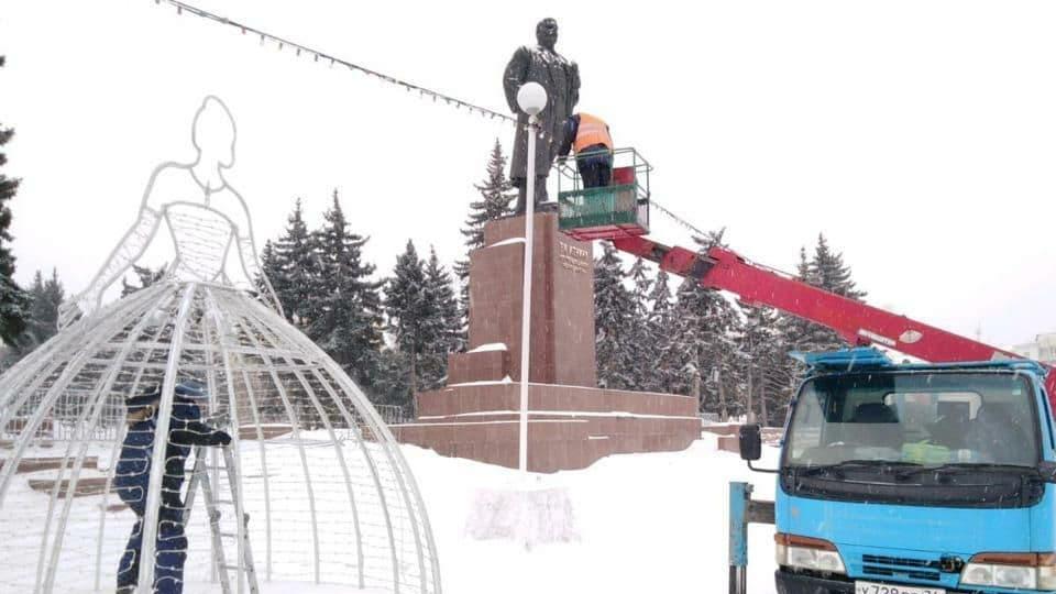 В Челябинске восстанавливают поврежденную ветром иллюминацию
