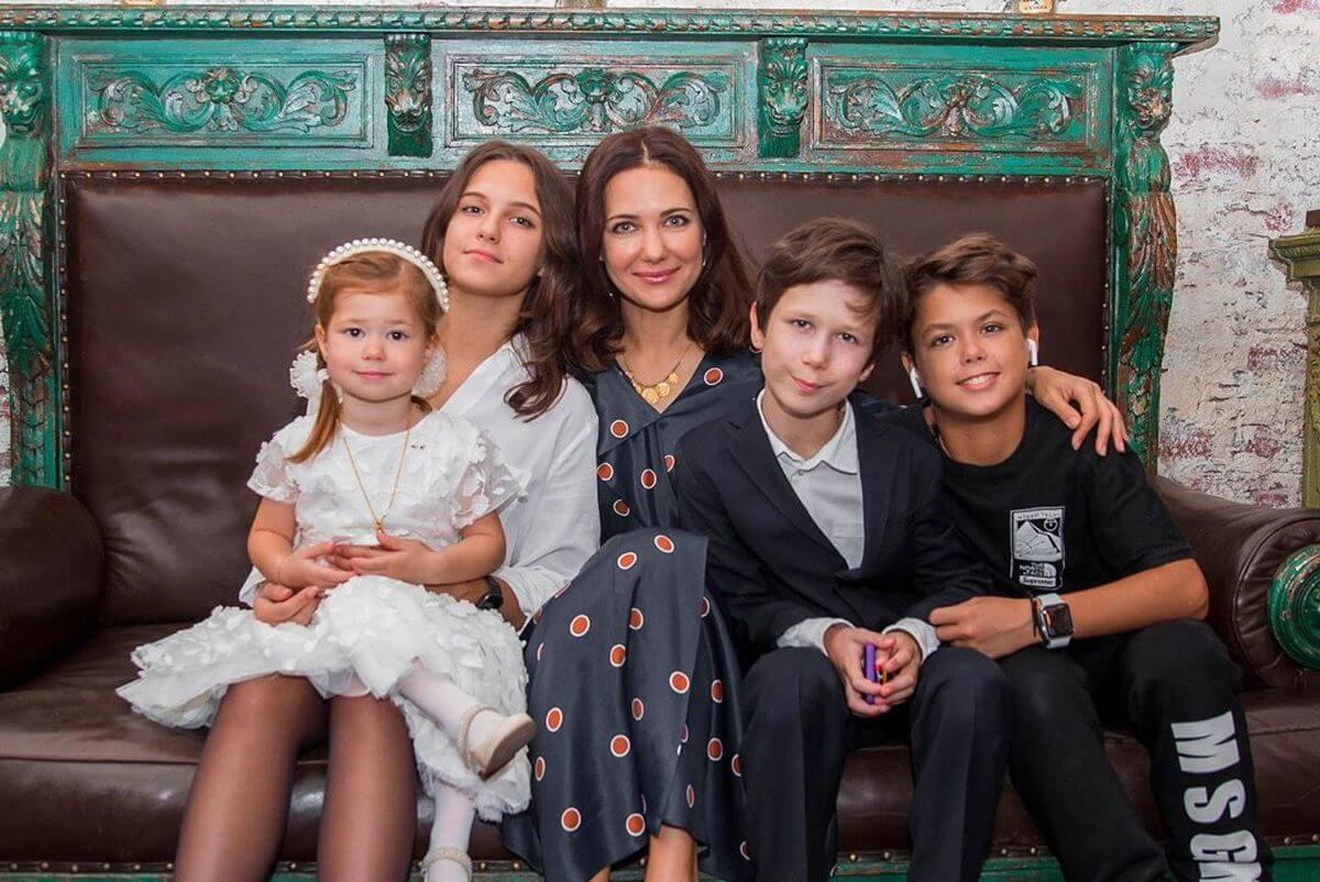«Я не собиралась обрастать таким количеством детей». 6 многодетных российских актрис, у которых дети от разных мужчин