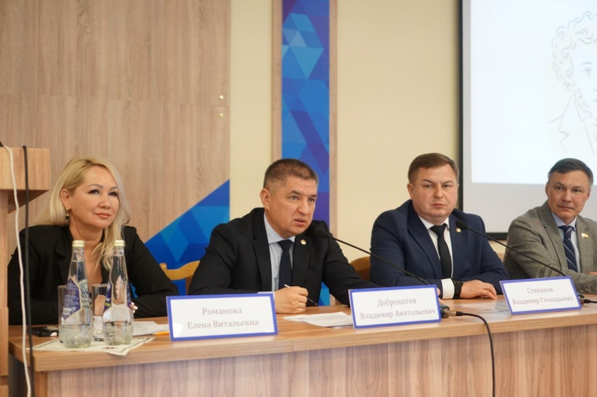 Глава Чебоксар Владимир Доброхотов в Единый информационный день провёл встречу в Республиканской больнице