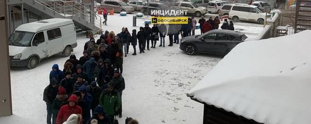 «Люди падали, лезли по стенам»: новосибирцы выстроились в очереди за справками для прав