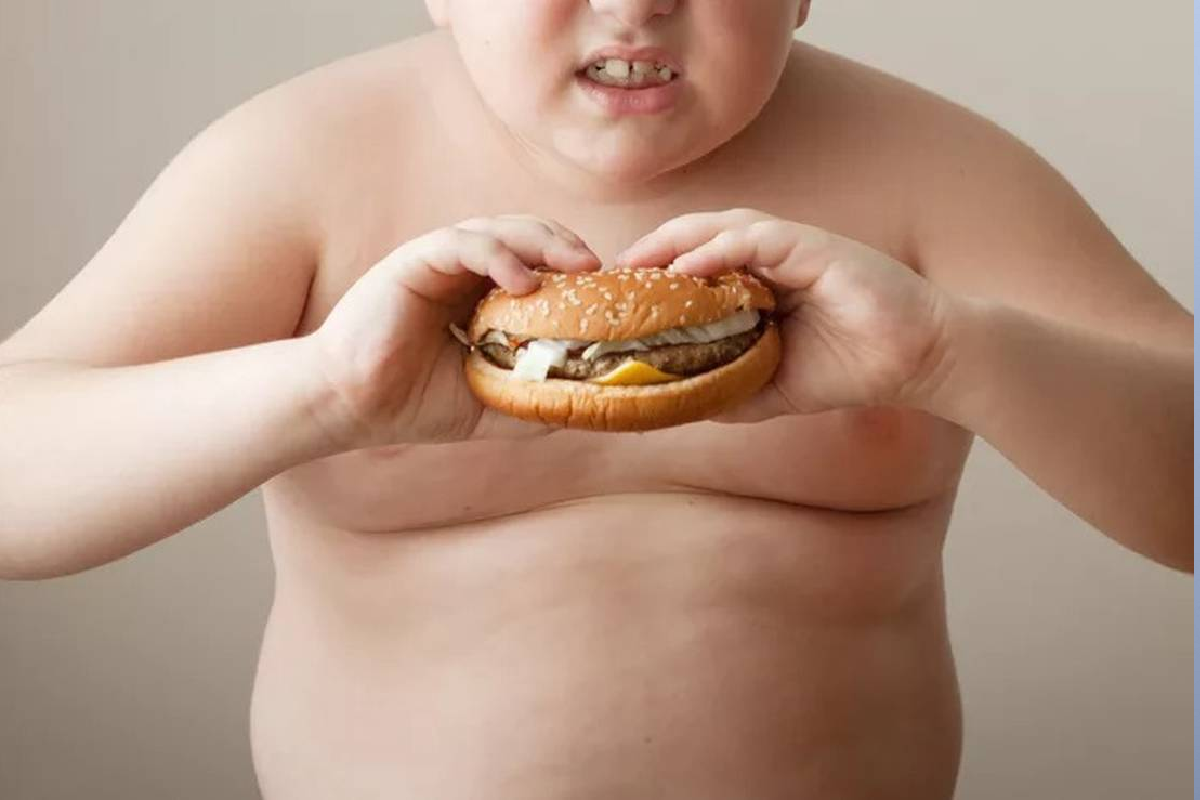Врач назвал причины ожирения у детей