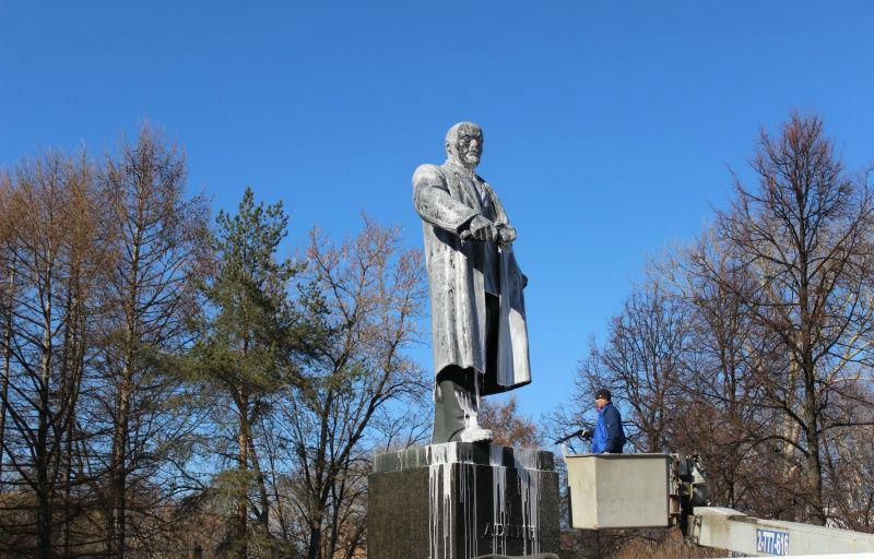 В Перми после зимы начали приводить в порядок памятники