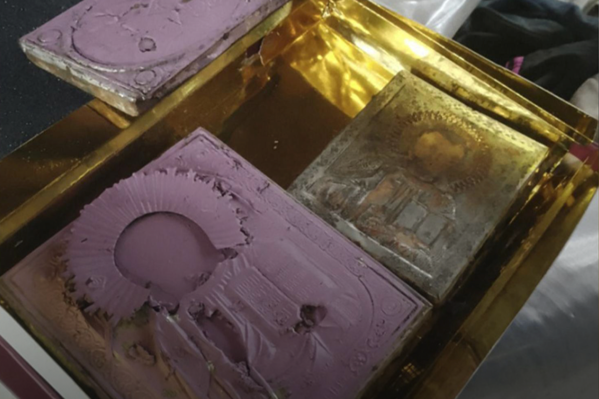 В Поморье рецидивист обокрал больного друга и похитил старинные иконы