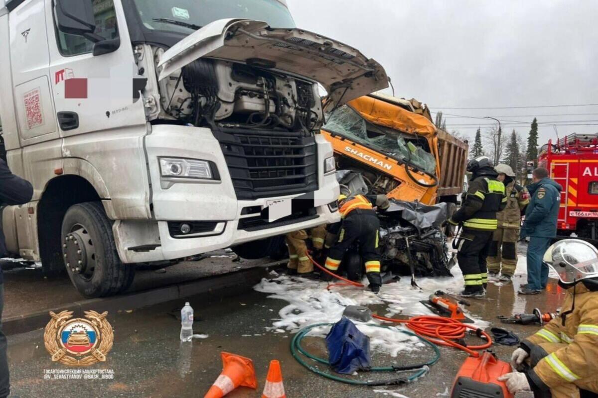 В Уфе произошло крупное ДТП с участием большегруза и 10 машин, приведшее к гибели людей