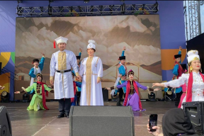 Молодожены познакомили гостей форума в Сочи со свадебными традициями Калмыкии