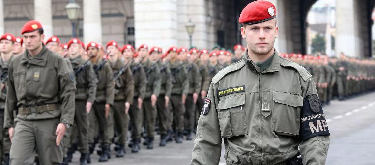 В Германии на беретах военной полиции обнаружили лозунг с главных ворот Бухенвальда