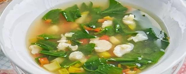 Эндокринолог Рогова назвала суп и воду хорошими средствами для похудения