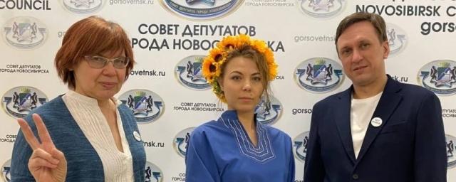 Депутат Хельга Пирогова пришла на сессию горсовета Новосибирска в синей вышиванке и жёлтом венке