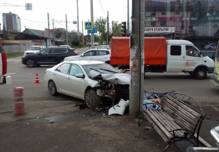 В Краснодаре иномарка вылетела на тротуар и насмерть сбила женщину