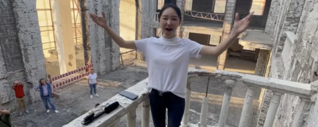 Оперная певица из КНР Ван-Фан спела «Катюшу» в восстанавливающемся театре Мариуполя - видео