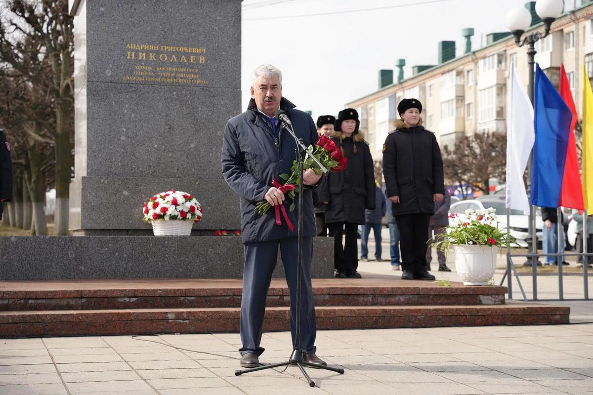 «Юрий Гагарин показал – человек способен на невозможное»: Председатель Госсовета Чувашии Леонид Черкесов возложил цветы к памятникам легенд в День космонавтики