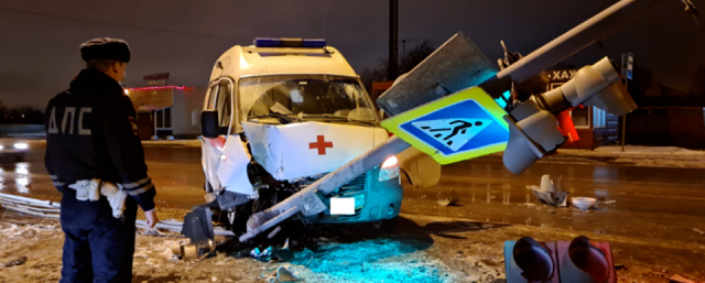 Скорая помощь в Нижнем Тагиле протаранила светофор, пострадали двое