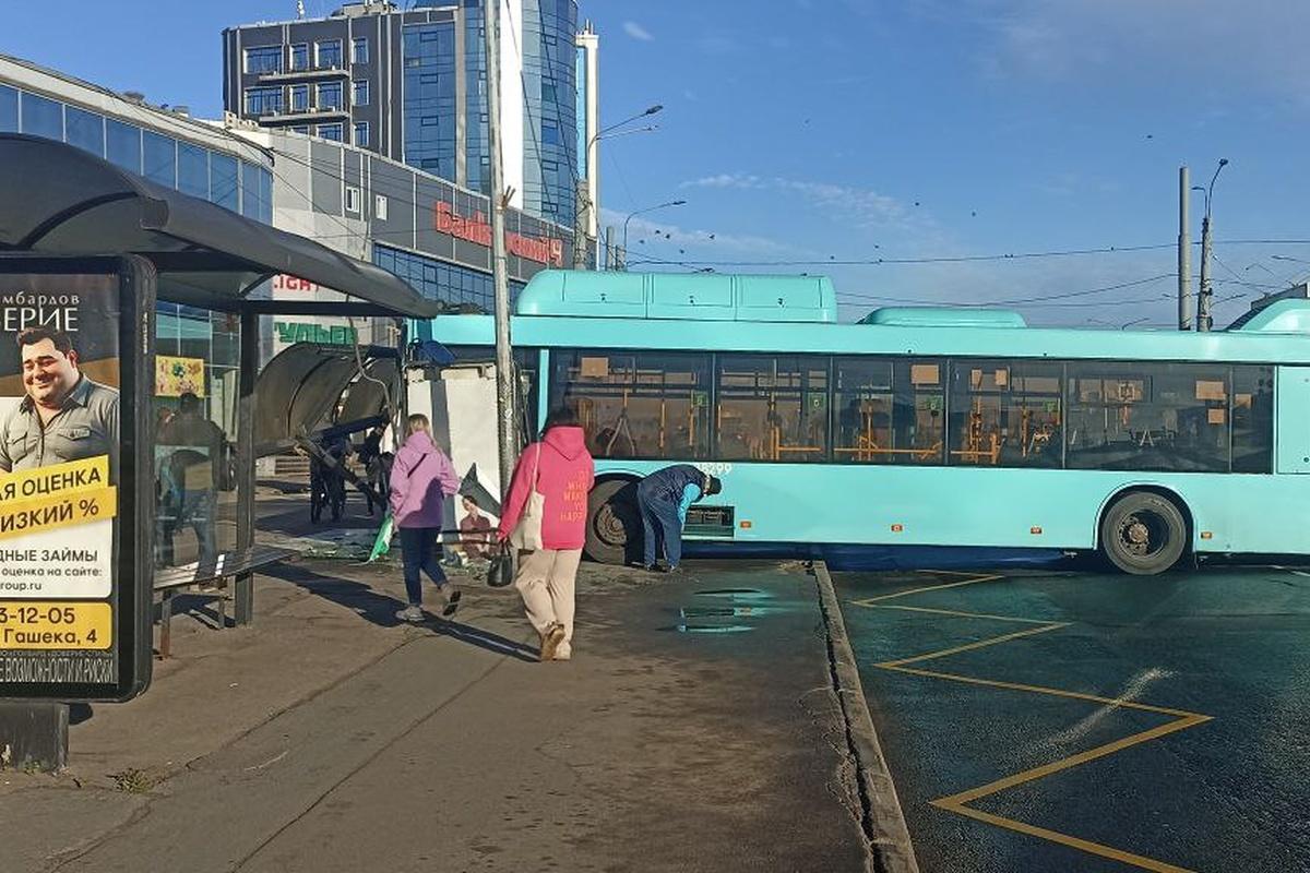 В районе станции метро «Купчино» автобус врезался в остановку