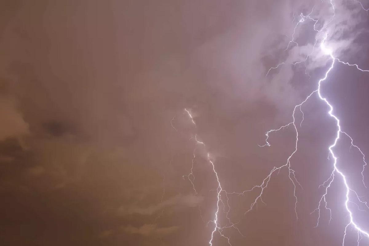 На Сахалине половина жителей Охи осталась без света из-за удара молнии