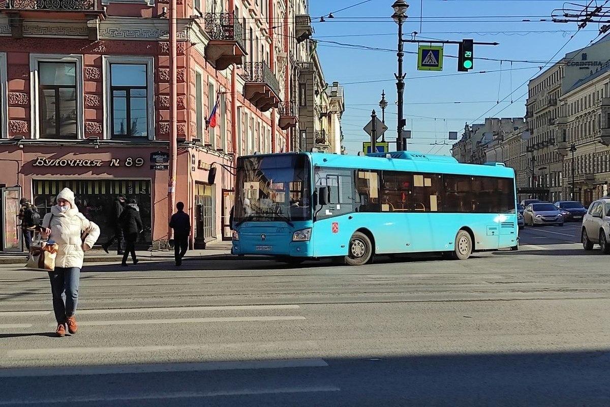 Восстание машин? Водители лазурных автобусов массово инициируют ДТП в Петербурге