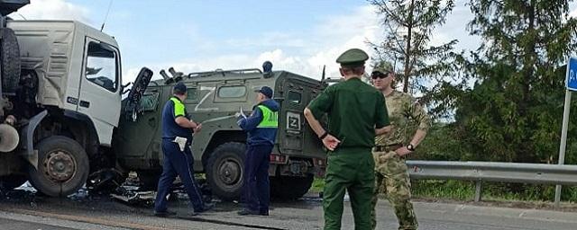 В Смоленской области столкнулись военный «Тигр» и фура