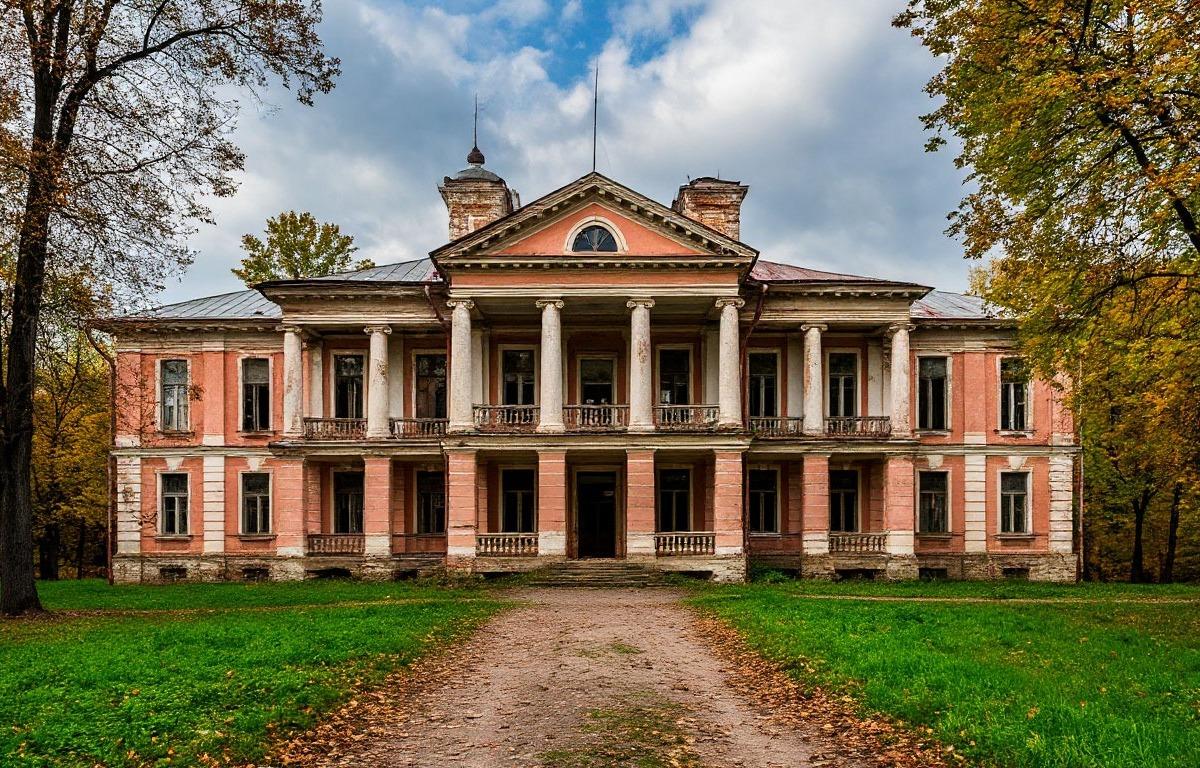 Псковский губернатор изучил опыт возрождения усадьбы Гребнево для туристических проектов региона