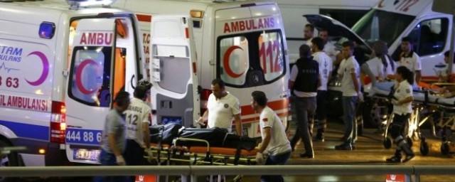 В результате взрывов в аэропорту Стамбула погибли десять человек