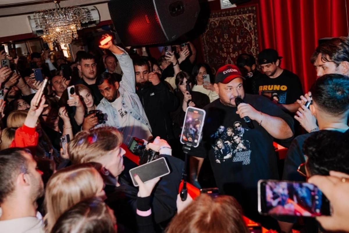 45 миллионов в ностальгию: певец Жуков погрузит Питер в атмосферу 80-х