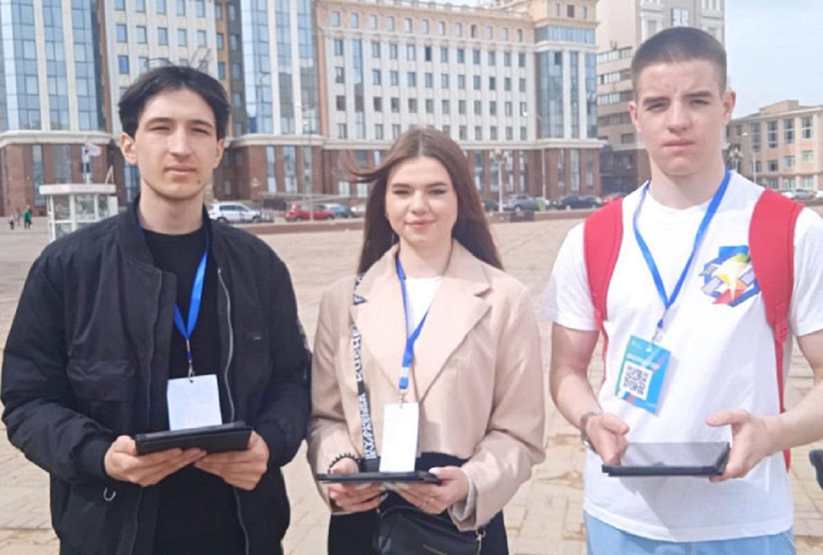 Волонтеры помогают горожанам проголосовать за понравившийся им проект благоустройства Саранска